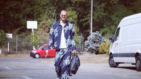 Fostul fotbalist de la Inter și AC Milan, mesaj pentru Denis Alibec după ce l-a văzut îmbrăcat într-o "pijama" de peste 3.000 de euro: "Să moară, să facă, să dreagă"