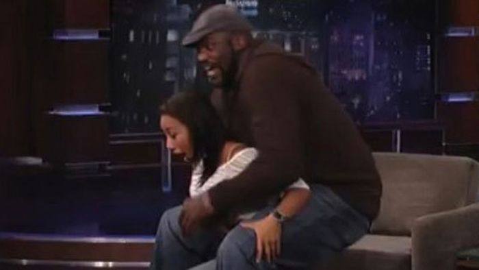 VIDEO** Nebunie curată! La 150 kilograme, Shaquille O'Neal e cărat în spate de prietena lui de 1.57 metri! Imaginile care au uimit lumea