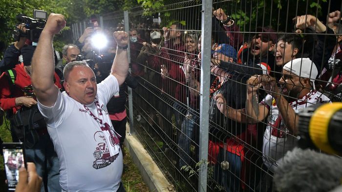 Mihai Iosif, euforic după ce a promovat cu Rapid în Liga 1: „Ce să-mi mai doresc? Cupa UEFA!”. Ce le-a cerut jucătorilor la petrecere | VIDEO