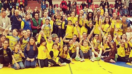 Baschetbalistele Aradului își păstrează medaliile de bronz și le dedică team managerului! Fosta campioană nu prinde nici podiumul