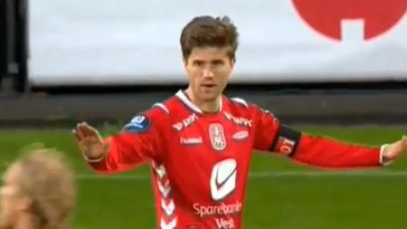 VIDEO Portarul a fost lăsat baltă de ai lui din compasiune pentru goalkeeperul advers!** O scenă incredibilă petrecută la un meci din Norvegia