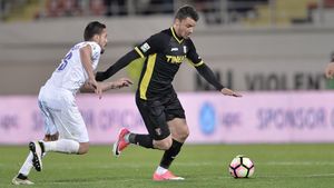 Transferul lui Budescu, pe ultima sută de metri: "Da, nea' Gigi, e o ofertă..." Care e situația mijlocașului, când dă răspunsul și discuția amuzantă pe care Becali a avut-o cu Teixeira