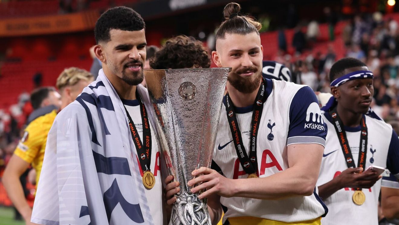 Cum își bate joc clubul lui Radu Drăgușin de rivalii de la Manchester United. Ce haine au scos la vânzare