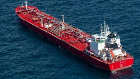 Patronul din Liga 1 care a pierdut 3,2 miliarde de dolari în câteva zile e implicat într-o afacere dubioasă cu țiței rusesc clandestin