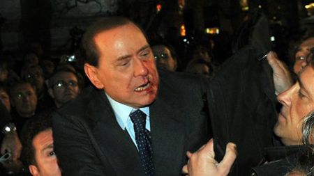 VIDEO ȘOCANT **Berlusconi, plin de sânge după ce a fost atacat