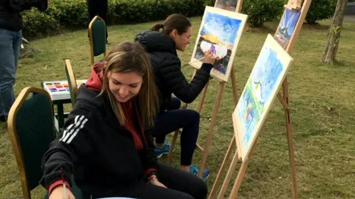 IMAGINEA ZILEI | Au dat racheta pe pensulă. Simona Halep și Monica Niculescu au pictat împreună la Shenzhen