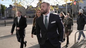 Iubita lui Conor McGregor a ieșit în lacrimi de la procesul în care luptătorul a fost condamnat pentru că a agresat sexual o femeie în hotel