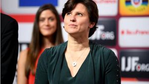 VIDEO | Ministrul Sporturilor din Franța, românca Roxana Mărăcineanu, evacuată de urgență de pe un stadion din cauza fanilor înfuriați: ”Toată lumea o detestă”