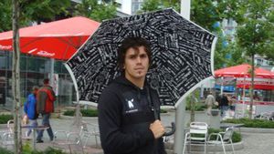 Florescu a venit din vacanță în fustă: "Era mai bine dacă era rujat!" :)** Ce spune mijlocașul despre noul selecționer