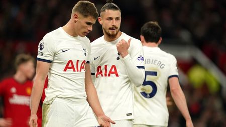 Radu Drăguşin i-a pus fanii în cap lui Ange Postecoglu! Fluviu de comentarii pentru titularizarea românului, după ce Spurs a publicat fotografia lui