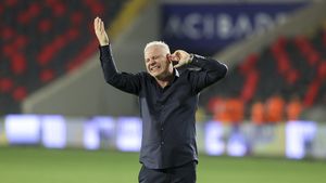 Marius Șumudică, în lacrimi: „Am plâns de bucurie!” Antrenorul a făcut show total după victoria din Turcia: „A fost un semn divin!” | VIDEO