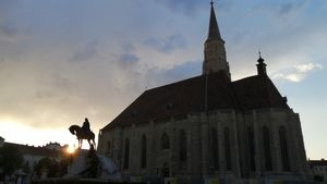 Ungurii agită atmosfera înaintea meciului de la Cluj Napoca dintre CFR și Paksi: „Funar a vopsit băncile în culorile României. Merită tributul pentru statuia și memoria lui Matei Corvin”