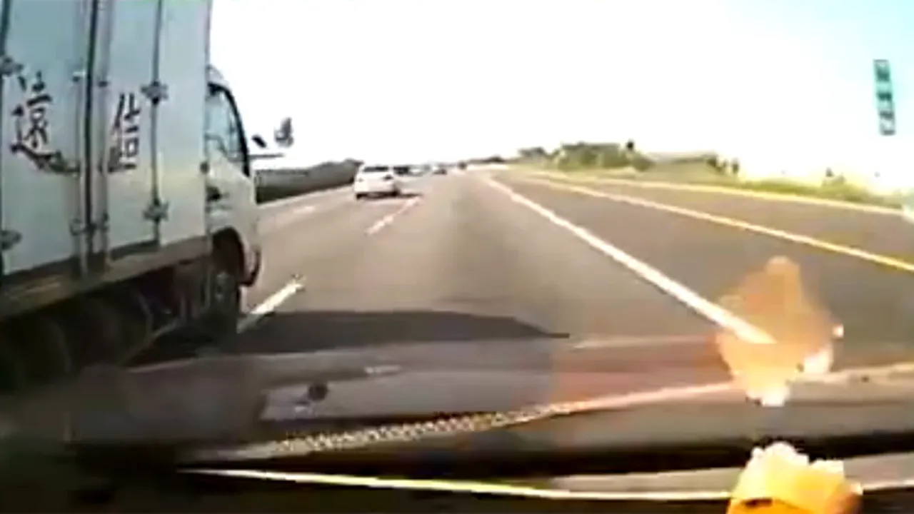 Monster Truck Maniac! Cursă nebună pe autostradă între un camion și un autoturism! VIDEO - Vezi cum s-a terminat totul