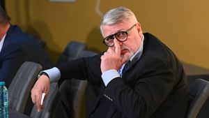 Ce datorie importantă are Gino Iorgulescu la Cosmin Olăroiu! Președintele LPF s-a împrumutat cu o sumă substanțială de la antrenorul care face milioane de euro la arabi