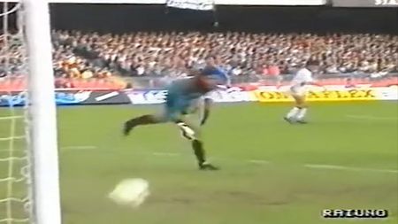 Remember** Lăcă, ce meci! VIDEO "Fiara" a avut șansa istorică să îngenuncheze echipa lui Maradona: a dat-o în bară cu Napoli