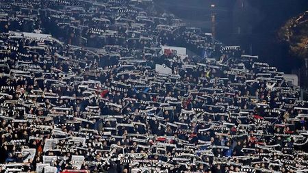 Scenografie specială, „cu tentă”, realizată de fanii „Șepcilor Roșii” la meciul Sepsi - U Cluj din finala Cupei României! | FOTO