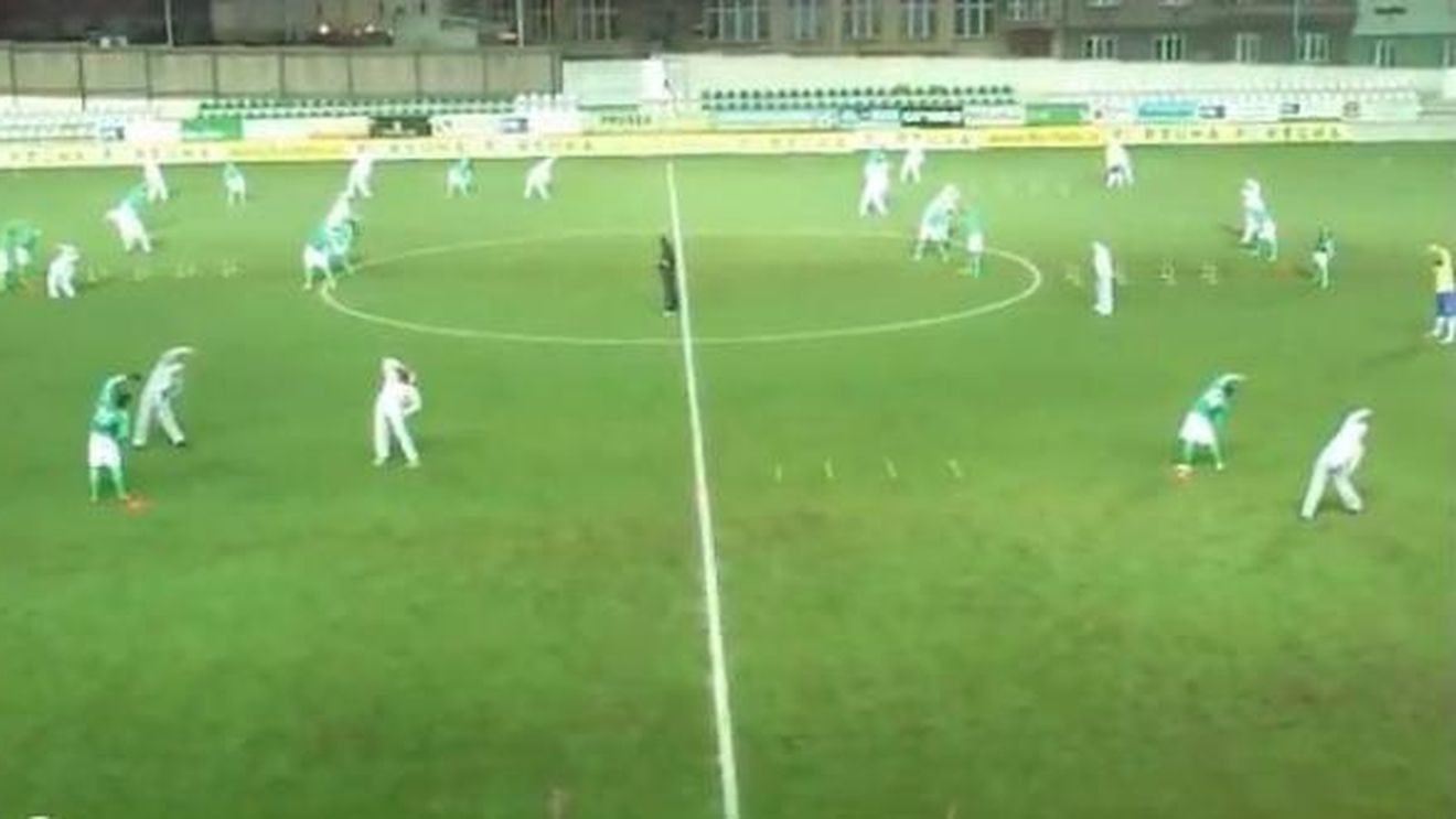 VIDEO Te uiți și nu înțelegi nimic!** Cea mai stranie întâmplare văzută vreodată pe un teren de fotbal!