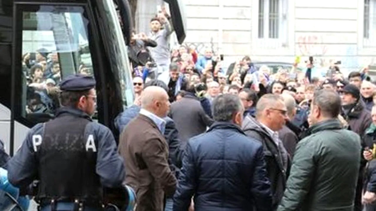 Nebunie în Napoli! Peste 1.000 de fani ai italienilor au blocat autocarul lui Real Madrid, la sosirea în Italia. FOTO De ce surpriză a avut parte Cristiano Ronaldo