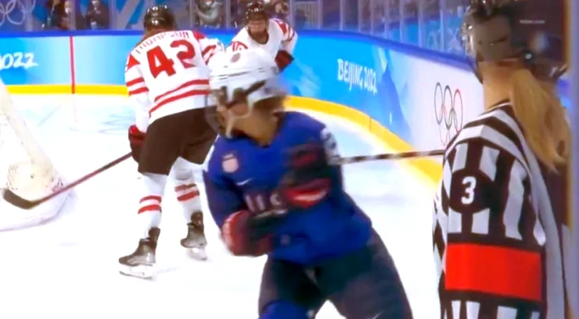 Imagini tulburătoare cu accidentarea șoc de la Jocurile Olimpice! O femeie care arbitra un meci de hochei a fost lovită cu crosa direct în față | VIDEO