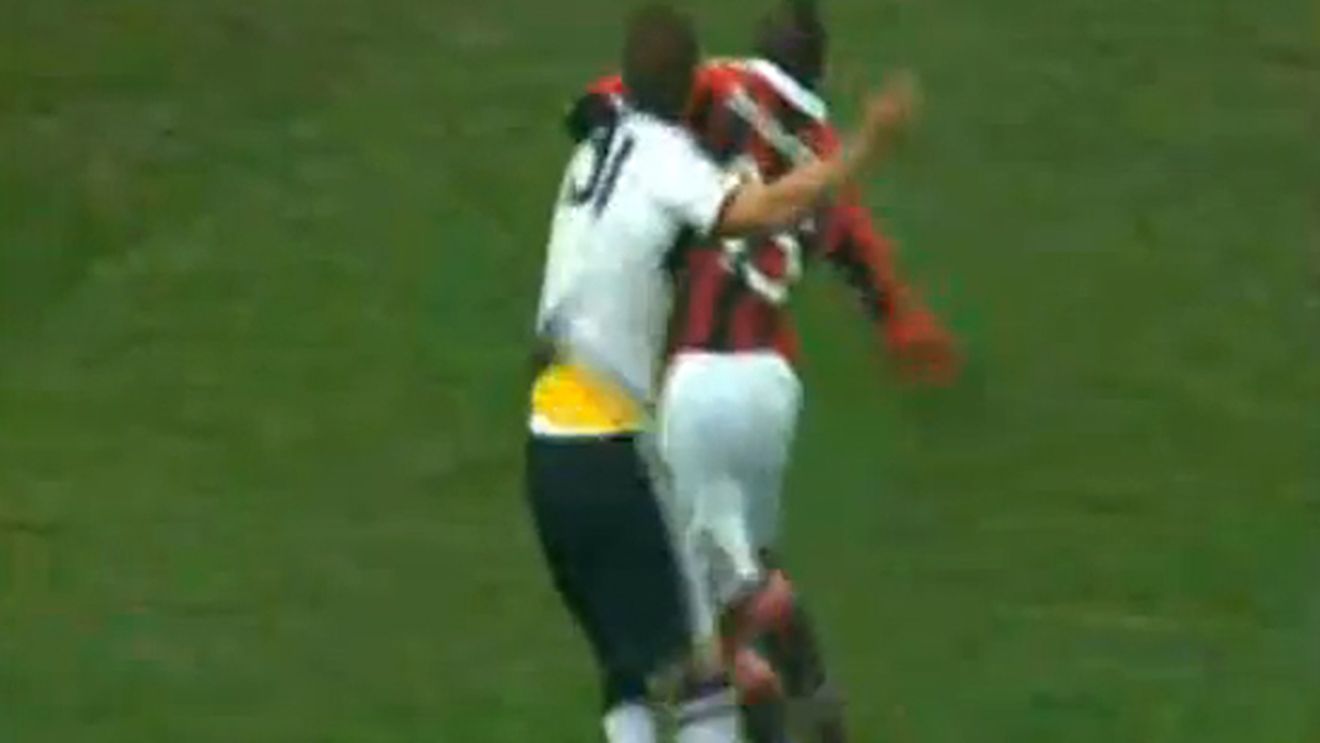 VIDEO - Balotelli nu a văzut asta venind! **"Super Mario" a fost PĂ‚LMUIT de un adversar, când arbitrul nu se uita!** Reacția milanezului e GENIALĂ‚: