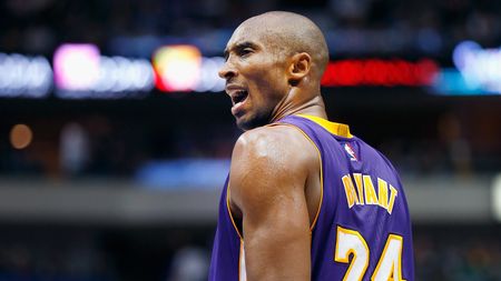 Kobe Bryant, acuzat de un fost coechipier că l-ar fi luat la bătaie pentru 100 de dolari: "A venit la mine și m-a întrebat unde sunt banii. Apoi mi-a dat un pumn"