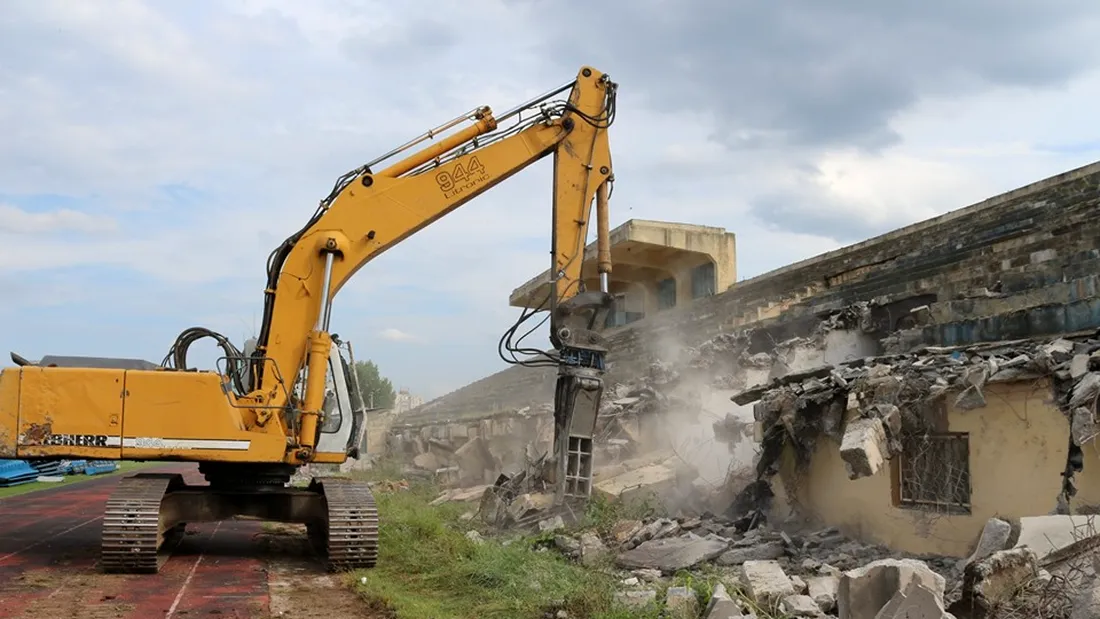După Târgoviște, și la Alexandria au început lucrările de demolare a actualului stadion.** Anunțul primarului și cum va arăta nouă construcție