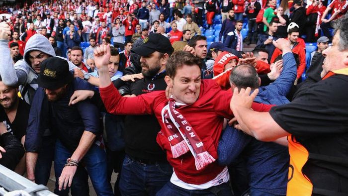 UEFA a deschis o anchetă după violențele de la finala Europa League dintre Liverpool și Sevilla