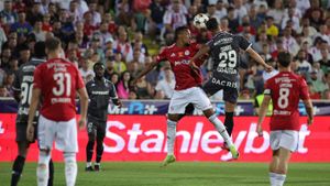 Scandal cu VAR! Rapid a cerut penalty pentru un henț clar al lui Zhelev, dar arbitrul nu l-a acordat