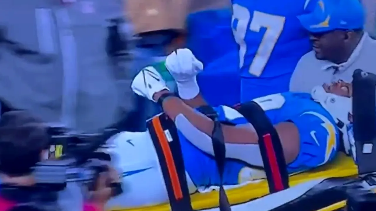 Imagini care vă pot afecta emoțional! Incident șocant la un meci NFL: Un jucător a părăsit terenul tremurând pe targă, după o lovitură la cap | VIDEO