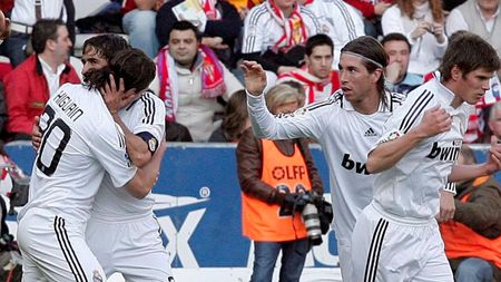 VIDEO / Real Madrid a făcut scor la Gijon! Raul a reușit o "dublă"!