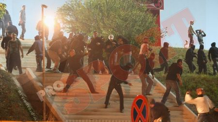 Scandal și la stadion!** Croații au rupt scaunele și au aruncat cu petarde în teren!