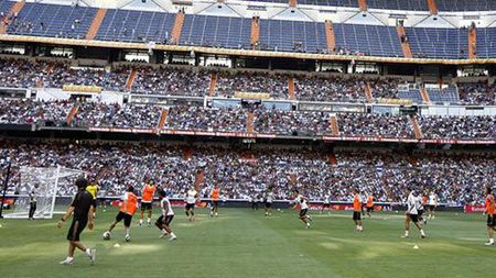 Mai mulți decât într-o etapă întreagă din Liga I!** Fanii Realului aproape au umplut "Bernabeu" la antrenamentul oficial dinaintea El Clasico nr. 1 al sezonului VIDEO