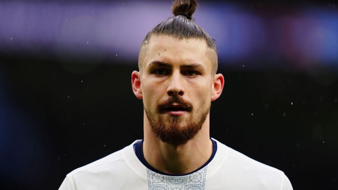 Radu Drăguşin, în Champions League! Tottenham câştigă primul trofeu după 17 ani