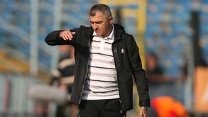 "Ce străini să iau? Să aștept să mi se lungească urechile până marchează un gol ca Vitaici..."