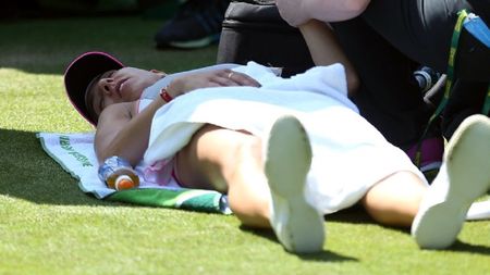 „A arătat tot la cameră!" Incident jenant la meciul Mihaelei Buzărnescu, în timp ce românca primea îngrijiri medicale! Fizioterapeutei i-au căzut pantalonii | FOTO