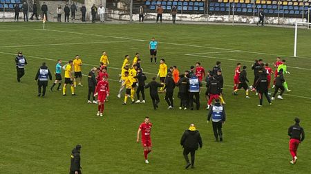 Incidente la Brașov, în Liga 3! Un jucător a fost lovit cu pumnul, fanii au pătruns pe teren și a fost nevoie de jandarmi! Raportul arbitrului
