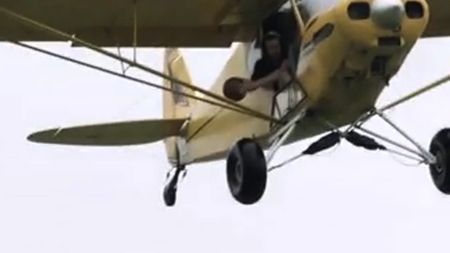 VIDEO INCREDIBIL!** Coș marcat din avion!