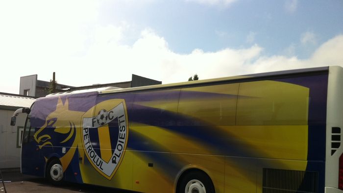 După ce a luat mai mulți jucători la Petrolul, Florian Walter a adus și autocarul de la Cluj!** Acesta a fost deja vopsit în culorile echipei FOTO