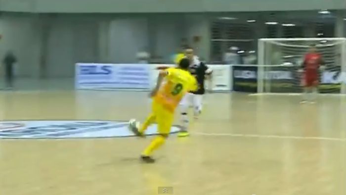 Gol superb înscris la futsal. VIDEO - Marcio a reușit una dintre cele mai frumoase execuții din ultimii ani: a lobat portarul, cu ajutorul călcâiului, de la mare distanță
