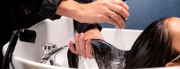 Secetă în Italia. Un oraș amendează coafezele și frizerii care spală de două ori părul clienților. “Vorbim de mii de litri de apă pe zi”