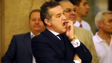 12 antrenori după Hagi și 74 de jucători aduși degeaba!** Mesajul pe care Becali nu l-a înțeles! Vorbește "Regele":