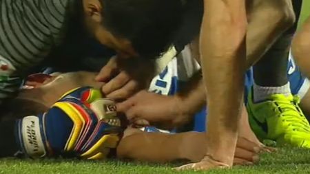 FOTO | Momente șocante la Craiova - FCSB, după ce Ivan a fost lovit în ceafă de Mihai Bălașa. Sora lui Ivan a izbucnit în lacrimi când a văzut ce se întâmplă