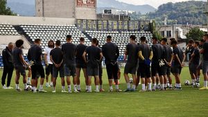 Reacția FC Brașov după anunțul FRF de amânare a meciului din prima etapă a Ligii 2 în care ar fi trebuit să joace. Dan Alexa și fotbaliștii săi au aflat decizia chiar în timpul antrenamentului