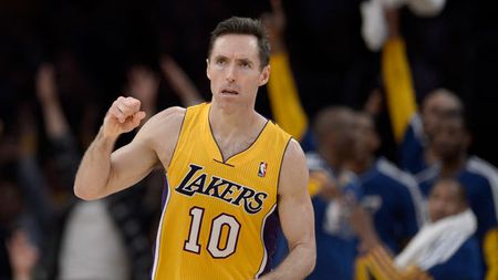 VIDEO Asta nu ai fi crezut că poți vedea la un meci de baschet!** Omul din NBA care vrea s-o preia pe Tottenham a uluit asistența cu tehnica Ã  la Ronaldinho