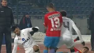 FOTO | Eliminare corectă? Meci aprins între FCSB și Gaz Metan: a primit al doilea galben, dar decizia arbitrului a fost criticată