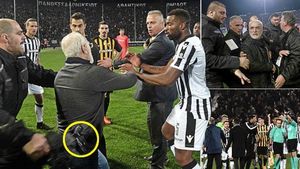 Patronul lui PAOK riscă să intre după gratii. Mandatul de arestare a fost deja emis. Cum a intrat cu pistolul pe teren: "Purta arma în mod legal" | FOTO