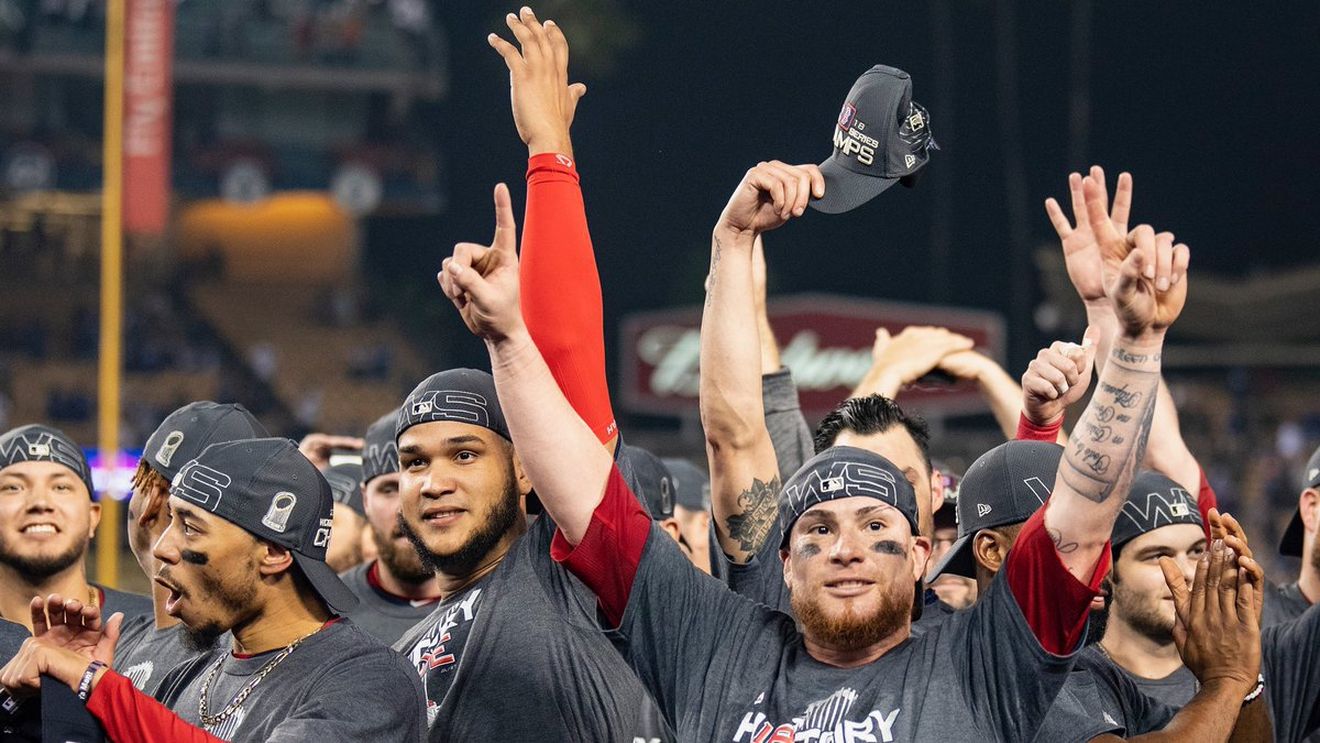 Să tot fii chelner când sărbătorește campioana din MLB! Bacșișul lăsat de jucătorii lui Boston Red Sox în clubul în care au petrecut după câștigarea titlului i-a uimit pe toți