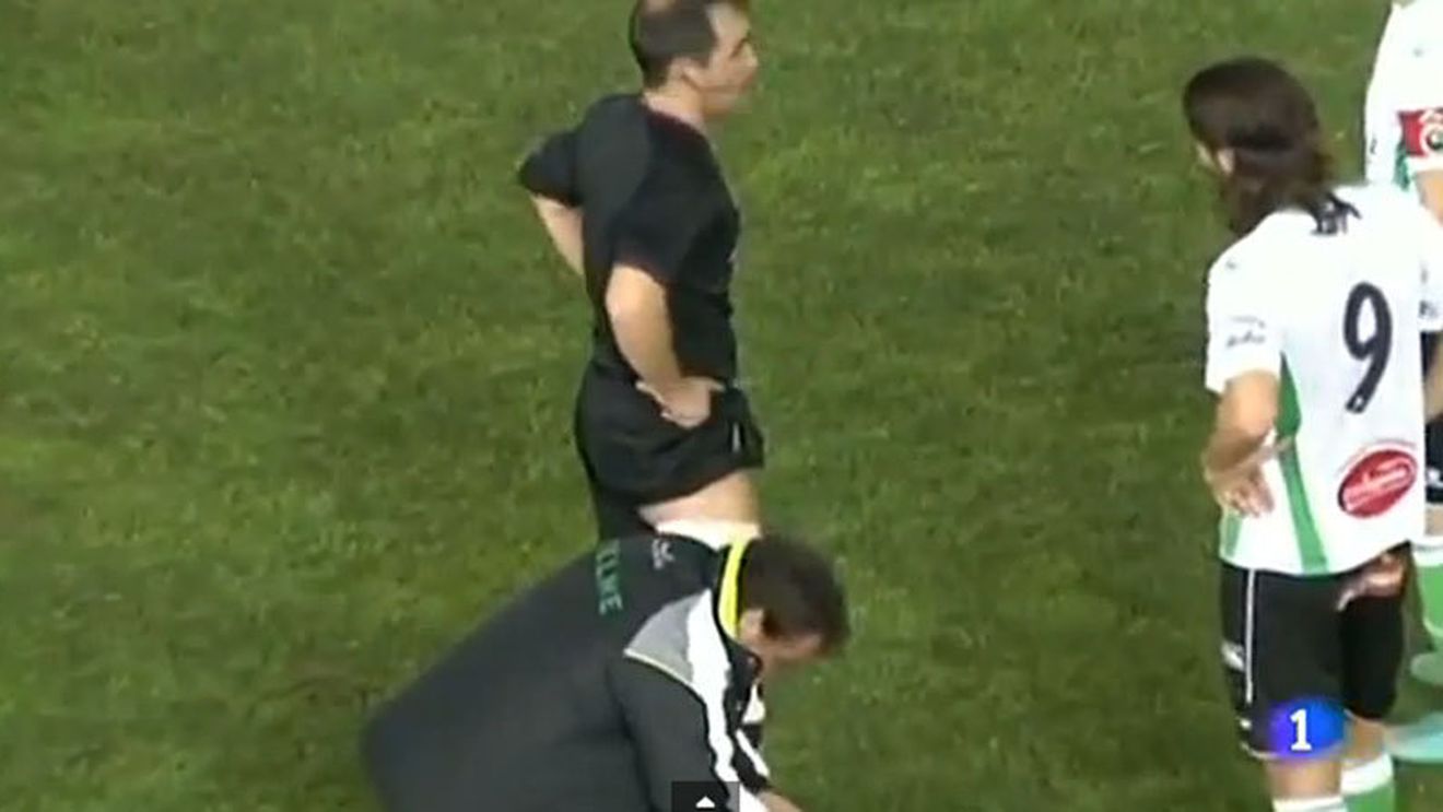 VIDEO - Situație fantastică în a treia ligă spaniolă: "E vreun arbitru pe aici?" Meciul dintre Santander și Compostela, condus la una din tușe de un spectator