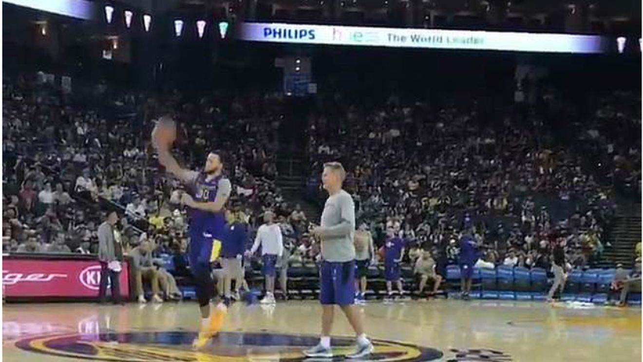 VIRALUL ZILEI | A trimis mingea prin inel, de la jumătatea terenului. Era cu spatele la coș și a lansat peste cap! Execuția prin care "cel mai bun shooter din istorie" a uimit la un antrenament cu public