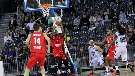 Semifinalele Ligii Naționale de baschet masculin: CSM Oradea-U Cluj-Napoca, 72-71, în primul meci. Scandal uriaș la final 